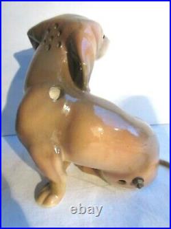 Ancienne lampe veilleuse Art Déco en céramique Chien Teckel marron, yeux sulfure