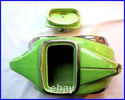 Ancienne voiture anglaise Art Déco, céramique verte craquelée servant de théière