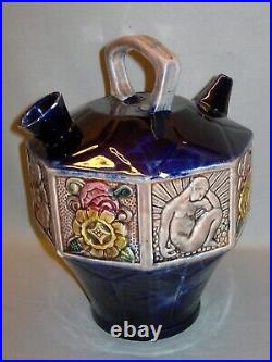 Art Déco Verseuse à vin en céramique à décor de fleurs et personnages stylisés