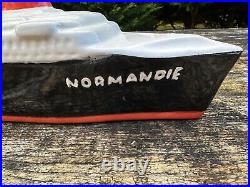 Bateau Le Normandie en céramique de style Art déco