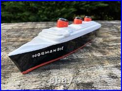 Bateau Le Normandie en céramique de style Art déco