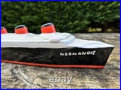 Bateau Le Normandie en céramique de style Art déco