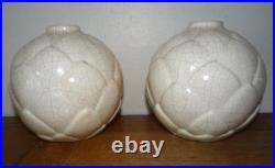 Belle Paire de Vases Art Déco en Céramique Craquelée Blanche à Décor de Feuilles Belle Paire de Vases Art Déco en Céramique Craquelée Blanche à Décor de Feuilles