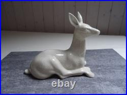 Biche assise art déco, céramique craquelée ivoire, intacte