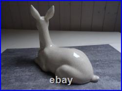 Biche assise art déco, céramique craquelée ivoire, intacte