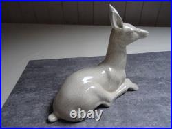 Biche assise art déco, céramique craquelée ivoire, intacte