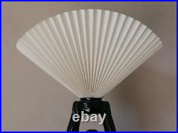 Grande lampe art déco femme en céramique abat-jour éventail en lin Grande lampe art déco femme en céramique abat-jour éventail en lin