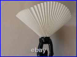 Grande lampe art déco femme en céramique abat-jour éventail en lin Grande lampe art déco femme en céramique abat-jour éventail en lin