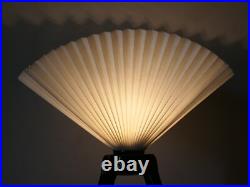 Grande lampe art déco femme en céramique abat-jour éventail en lin Grande lampe art déco femme en céramique abat-jour éventail en lin