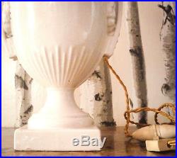 Grande lampe de forme vase en céramique blanche d'époque 1930 environ