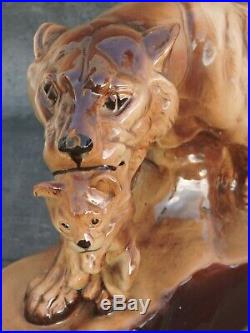 Groupe art-déco faïence représentant une lionne portant son lionceau signé J J