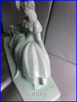 LEJAN ceramique craquelée Femme au levrier longueur 51 cm Art deco LEJAN ceramique craquelée Femme au levrier longueur 51 cm Art deco