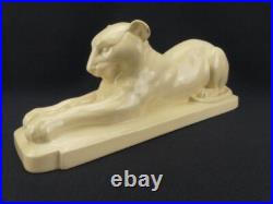 Lionne couchée, céramique craquelée de Sarreguemines