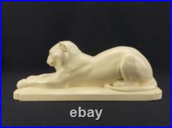 Lionne couchée, céramique craquelée de Sarreguemines