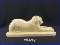 Lionne couchée, céramique craquelée de Sarreguemines