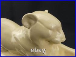 Lionne couchée, céramique craquelée de Sarreguemines