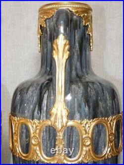 Paire de vases Art Déco en céramique et bronzes ciselés et dorés