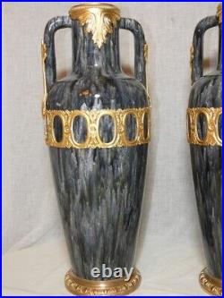Paire de vases Art Déco en céramique et bronzes ciselés et dorés
