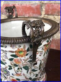 Pot / cache pot en céramique craquelée fleurie et poignées en bronze