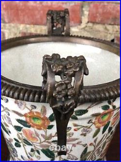 Pot / cache pot en céramique craquelée fleurie et poignées en bronze