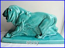 Sculpture Art Déco, céramique craquelée bleu-céladon Lion Peugeot sur terrasse Sculpture Art Déco, céramique craquelée bleu-céladon Lion Peugeot sur terrasse