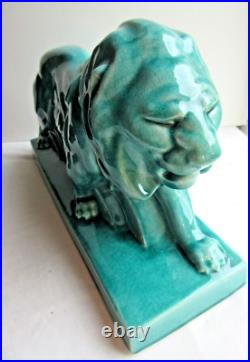 Sculpture Art Déco, céramique craquelée bleu-céladon Lion Peugeot sur terrasse
