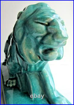 Sculpture Art Déco, céramique craquelée bleu-céladon Lion Peugeot sur terrasse
