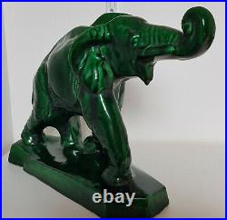 Sculpture animalière bel éléphant en céramique verte glacée Art Déco