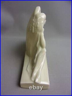 Sculpture de style Art Déco en céramique beige, à décor de femme, Siegl