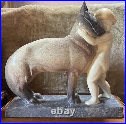 Sculpture en céramique de G Beauvais Art Deco Signée le chien et l'enfant