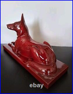 Statue chien berger allemand en céramique émaillée rouge Saint Clément Art Déco