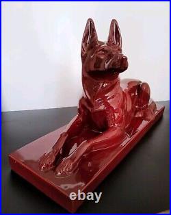 Statue chien berger allemand en céramique émaillée rouge Saint Clément Art Déco