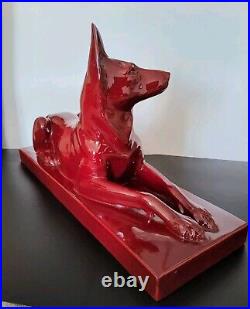 Statue chien berger allemand en céramique émaillée rouge Saint Clément Art Déco
