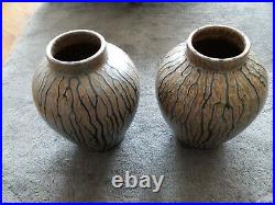 Une paire de vases en céramique art-déco