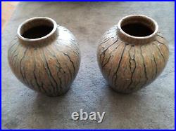 Une paire de vases en céramique art-déco