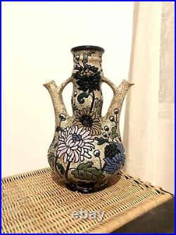Vase Art Deco Amphora en céramique a decor de fleurs Tchécoslovaquie
