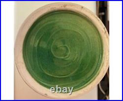 Vase art déco en céramique verte émaillée, signature a déchiffrée, jean ou jeay
