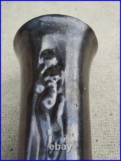 Vase céramique noire art deco nymphe decor relief menelika