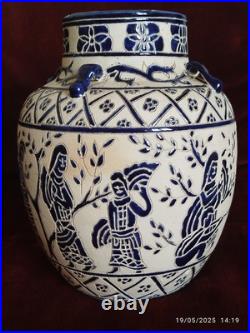 Vase en céramique fabriqué à Biên Hòa, Vietnam. Vers 1930, période Art Déco Vase en céramique fabriqué à Biên Hòa, Vietnam. Vers 1930, période Art Déco
